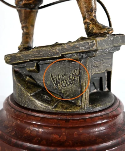 SPELTER BEELDJE gesigneerd H.. WEISSE