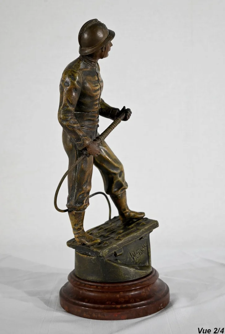 SPELTER BEELDJE gesigneerd H.. WEISSE