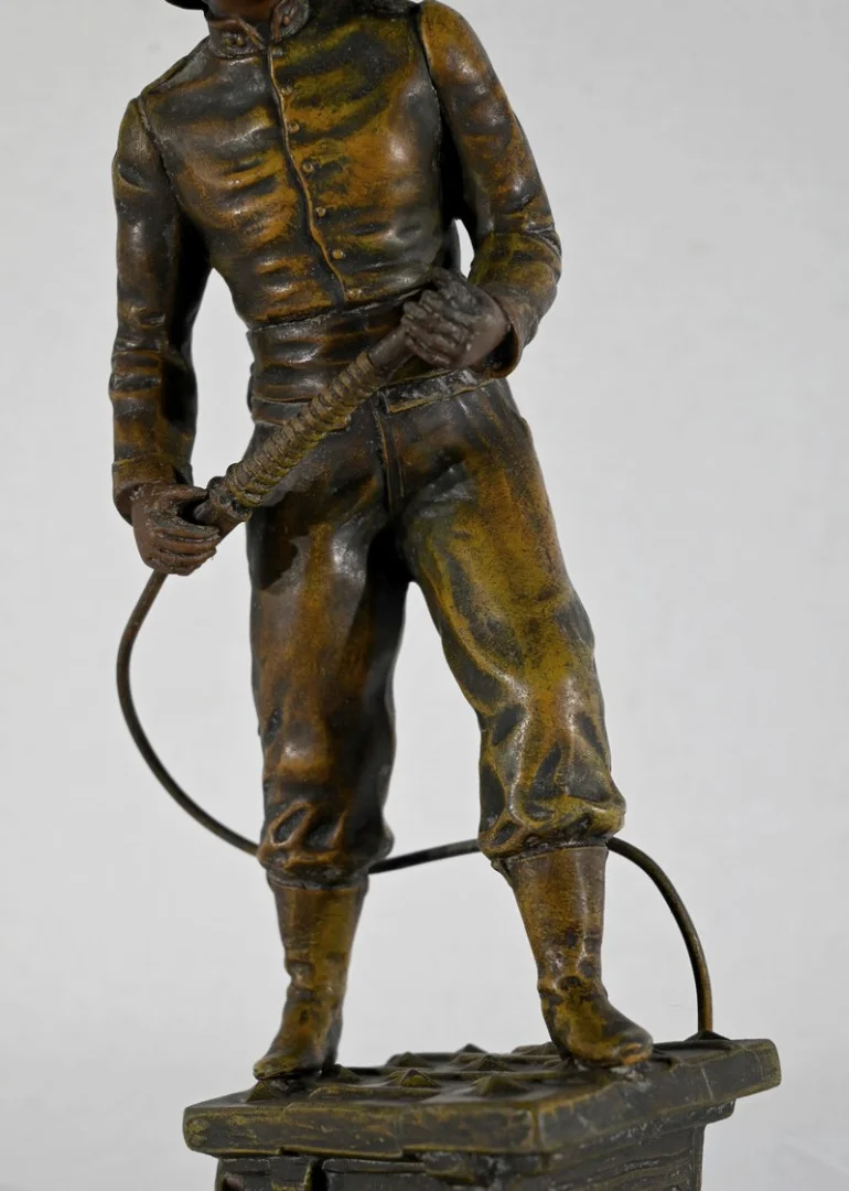 SPELTER BEELDJE gesigneerd H.. WEISSE