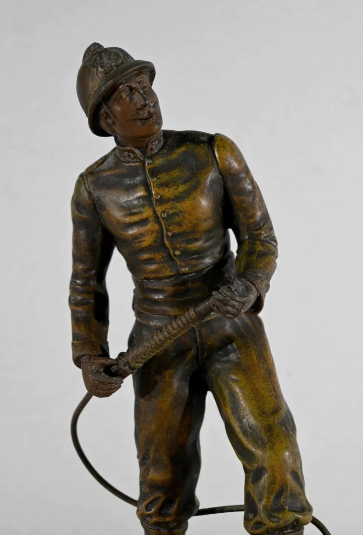 SPELTER BEELDJE gesigneerd H.. WEISSE
