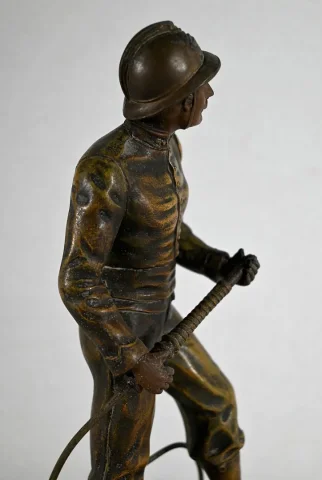 SPELTER BEELDJE gesigneerd H.. WEISSE