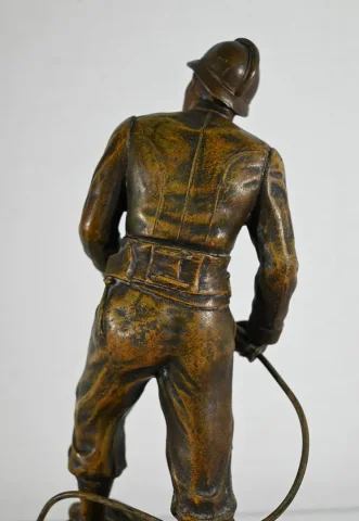 SPELTER BEELDJE gesigneerd H.. WEISSE