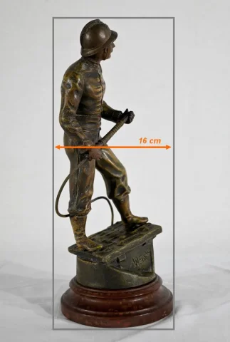 SPELTER BEELDJE gesigneerd H.. WEISSE