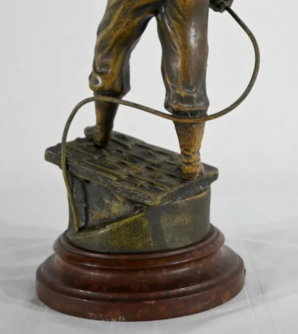 SPELTER BEELDJE gesigneerd H.. WEISSE