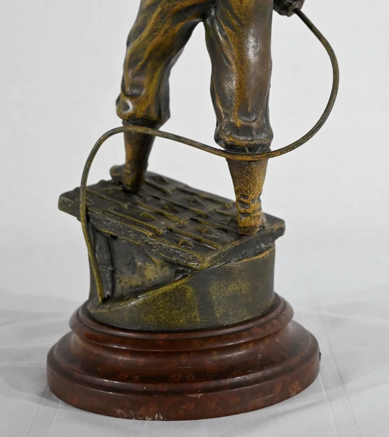 SPELTER BEELDJE gesigneerd H.. WEISSE