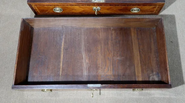 Petite Commode en Marqueterie de Bois Précieux, estampillée C-M. Magnien, époque Louis XVI – XVIIIe