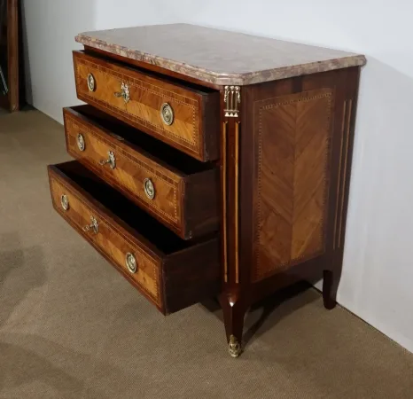 Petite Commode en Marqueterie de Bois Précieux, estampillée C-M. Magnien, époque Louis XVI – XVIIIe