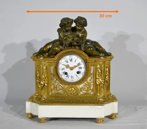 Pendule en Bronze et Marbre, style Louis XVI, époque Napoléon III – Milieu XIXe