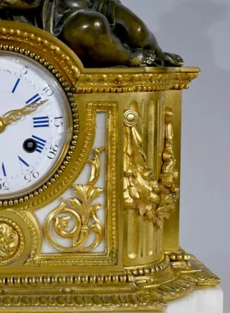 Pendule en Bronze et Marbre, style Louis XVI, époque Napoléon III – Milieu XIXe