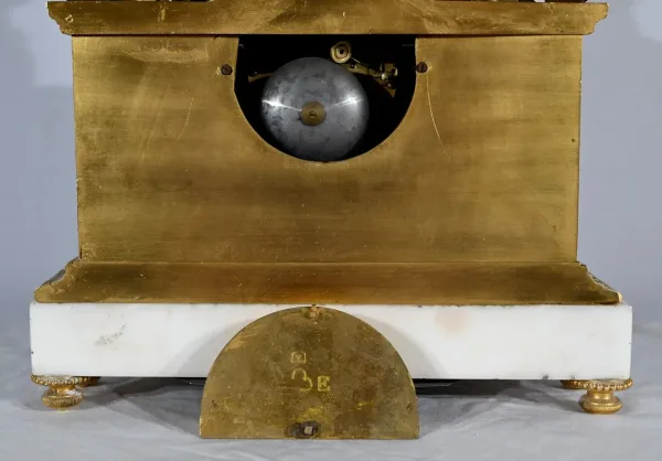 Pendule en Bronze et Marbre, style Louis XVI, époque Napoléon III – Milieu XIXe