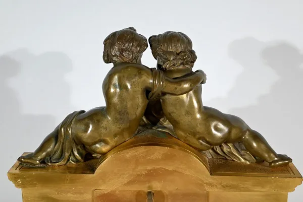Pendule en Bronze et Marbre, style Louis XVI, époque Napoléon III – Milieu XIXe