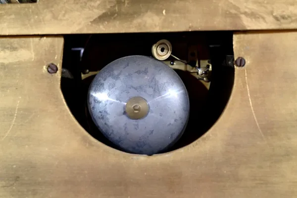 Pendule en Bronze et Marbre, style Louis XVI, époque Napoléon III – Milieu XIXe