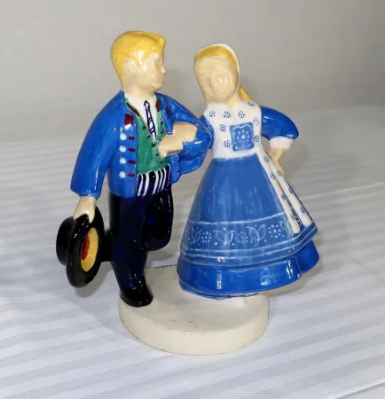Faïence « Couple de Jeunes Danseurs », de R. Micheau-Vernez, Manufacture Henriot Quimper – Milieu XXe