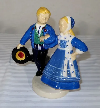 Faïence « Couple de Jeunes Danseurs », de R. Micheau-Vernez, Manufacture Henriot Quimper – Milieu XXe