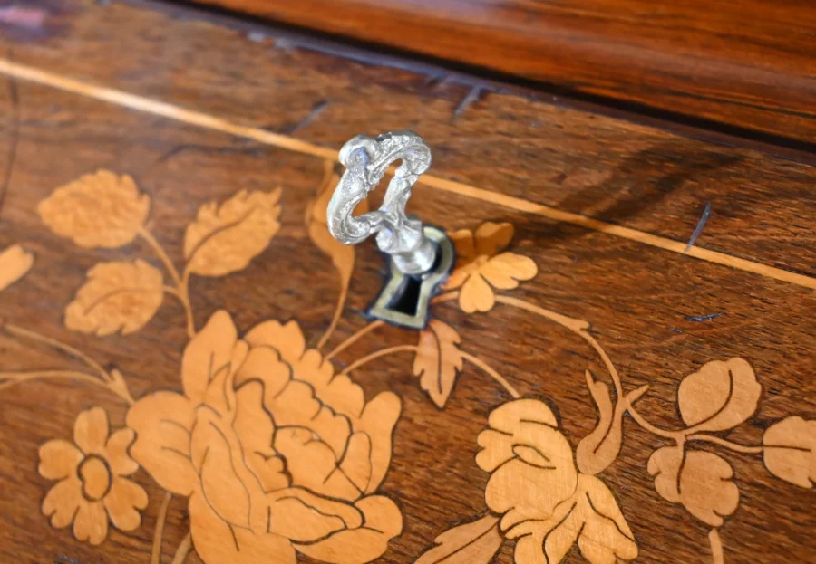 DAMES BUREAU