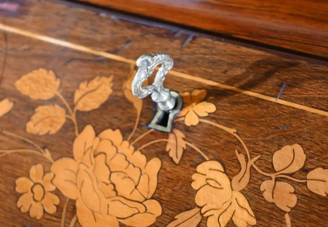Petit Bureau de Dame en Placage de Palissandre, style Louis XV – 2ème partie du XIXe