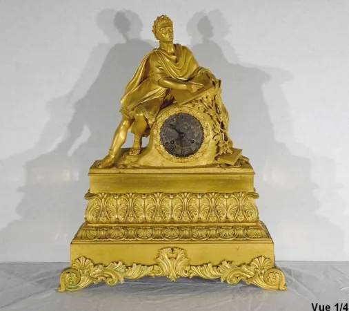 UHR AUS VERGOLDETER BRONZE