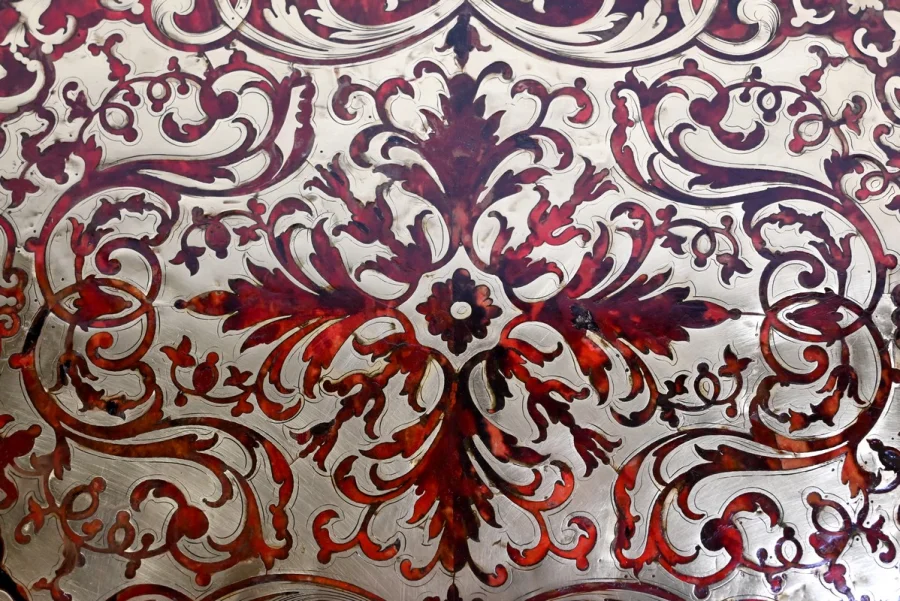 TISCH MIT MARQUETRIE IM BOULLE-STIL