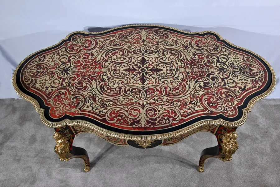 TISCH MIT MARQUETRIE IM BOULLE-STIL