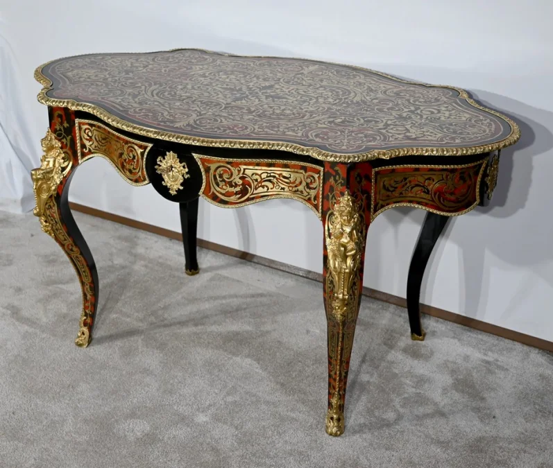 TISCH MIT MARQUETRIE IM BOULLE-STIL