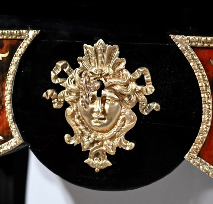 TISCH MIT MARQUETRIE IM BOULLE-STIL