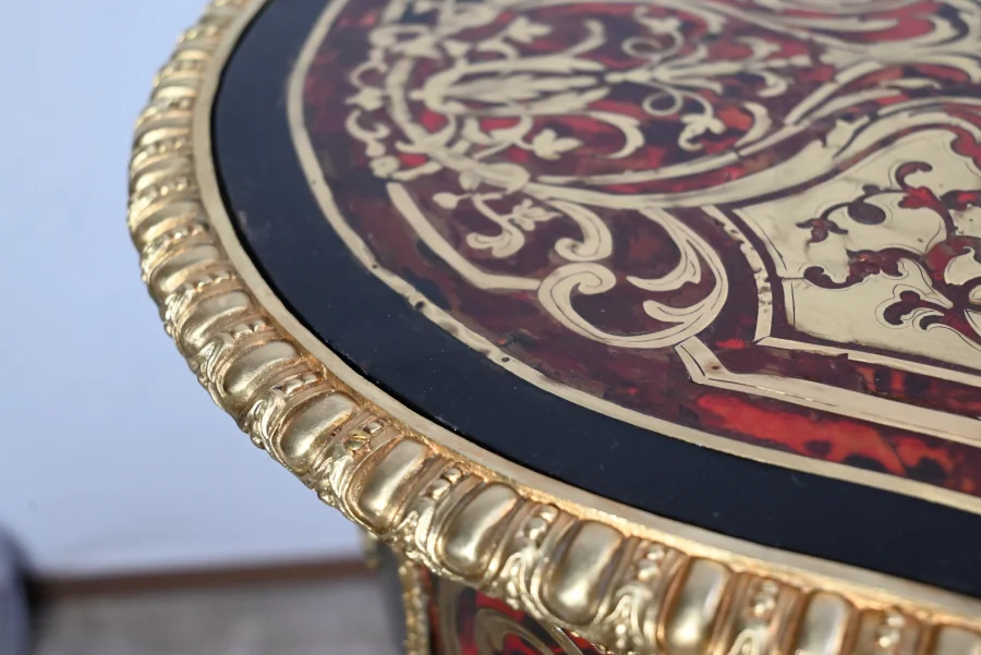 TISCH MIT MARQUETRIE IM BOULLE-STIL