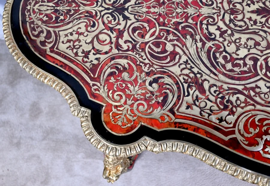 TISCH MIT MARQUETRIE IM BOULLE-STIL