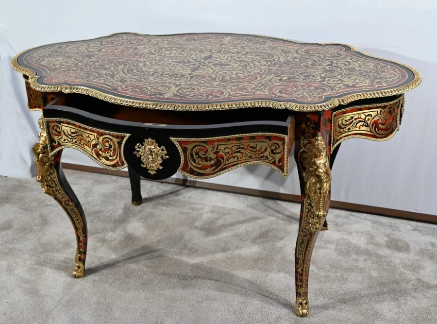 TISCH MIT MARQUETRIE IM BOULLE-STIL