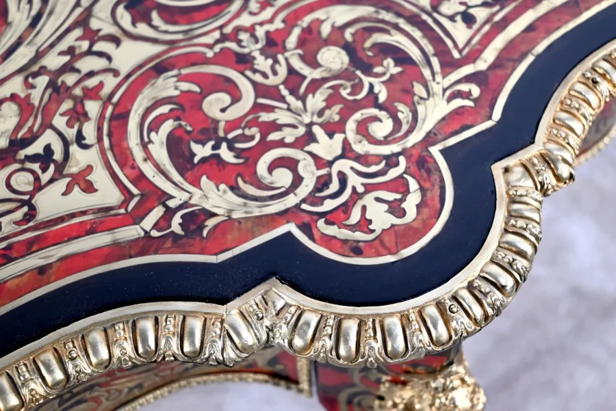 TISCH MIT MARQUETRIE IM BOULLE-STIL