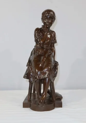 Bronze « Jeune fille assise », par A. Massoulle – Fin XIXe
