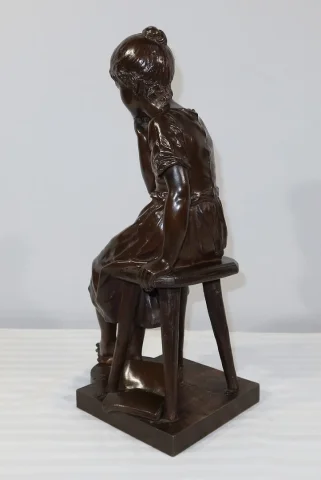 Bronze « Jeune fille assise », par A. Massoulle – Fin XIXe