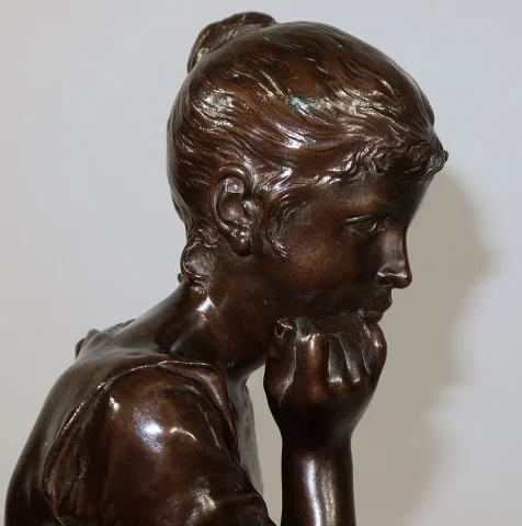 Bronze « Jeune fille assise », par A. Massoulle – Fin XIXe