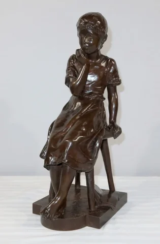 Bronze « Jeune fille assise », par A. Massoulle – Fin XIXe