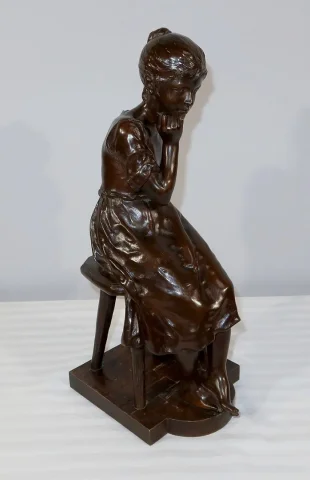 Bronze « Jeune fille assise », par A. Massoulle – Fin XIXe
