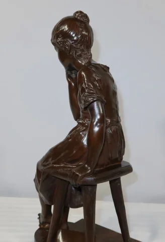 Bronze « Jeune fille assise », par A. Massoulle – Fin XIXe
