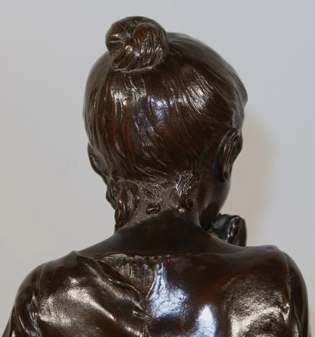 Bronze « Jeune fille assise », par A. Massoulle – Fin XIXe