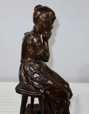 Bronze « Jeune fille assise », par A. Massoulle – Fin XIXe