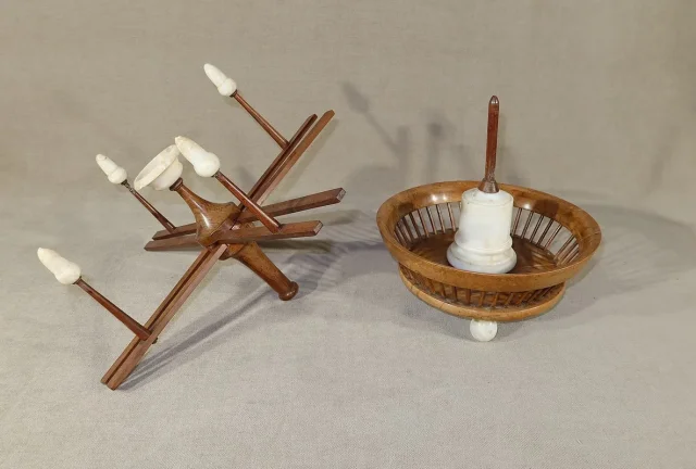 Petit Dévidoir à laine en bois et albâtre – Début XIXe