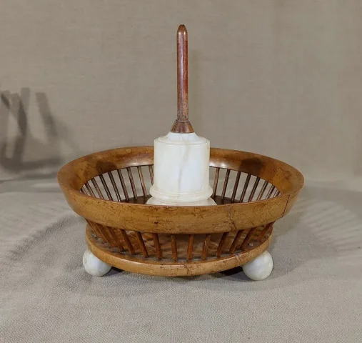 Petit Dévidoir à laine en bois et albâtre – Début XIXe