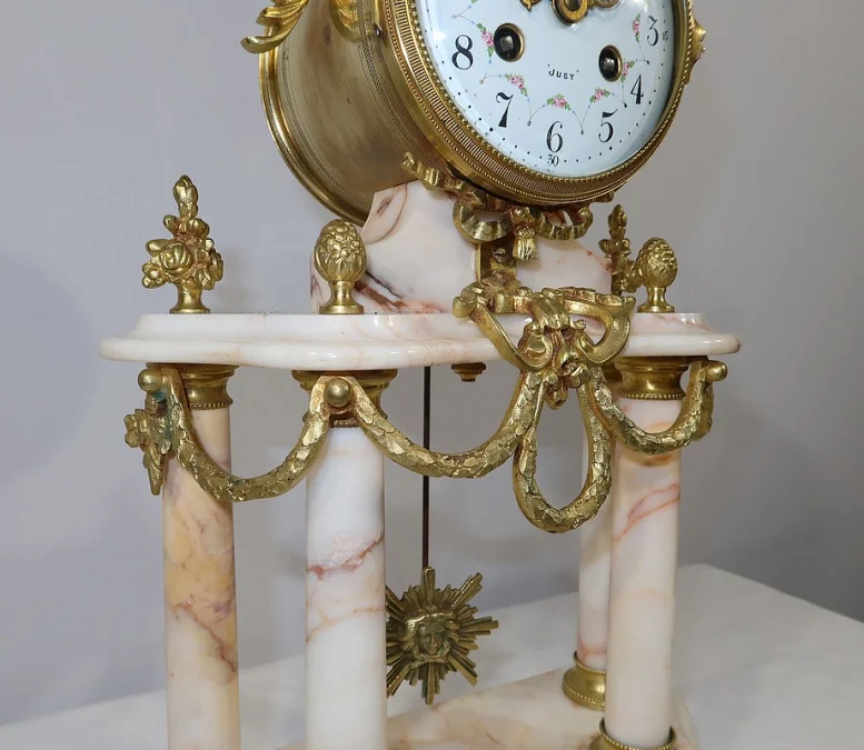 MANTLE GARNITURE