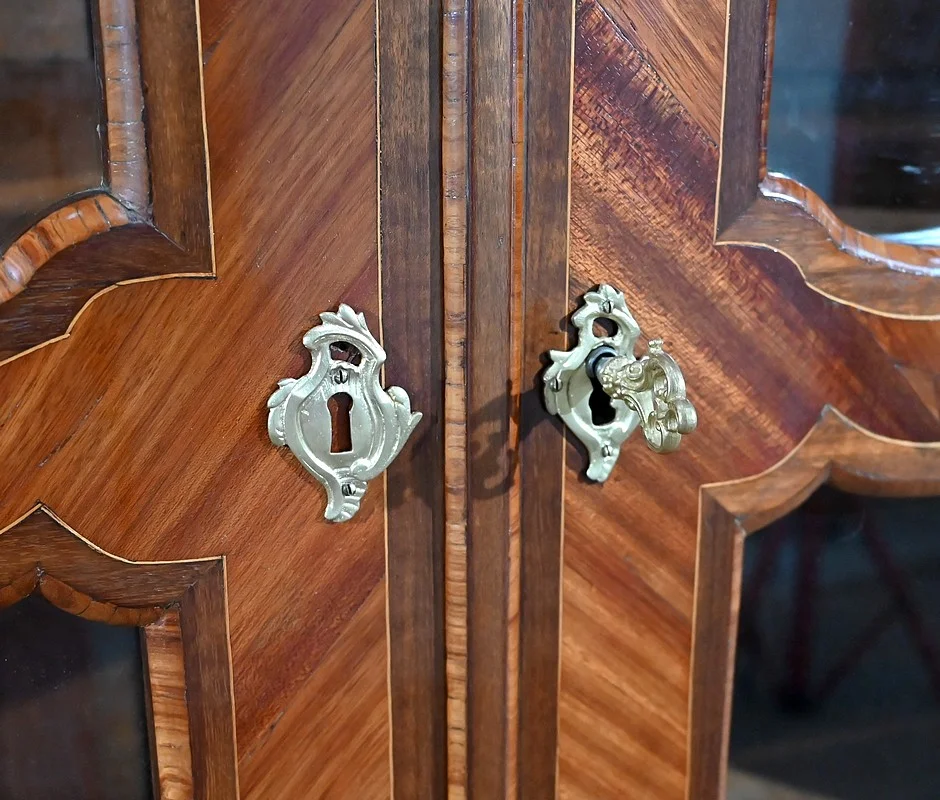 Bibliothèque en Bois de Rose et Indigène, époque Louis XV – XVIIIe