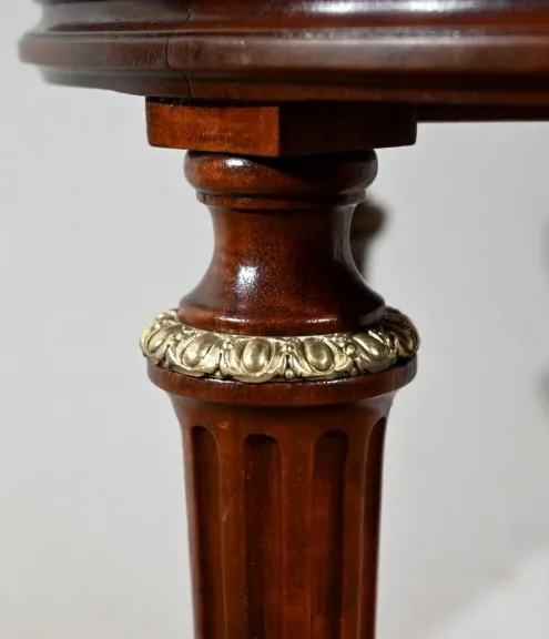 TROMMELTISCH IM LOUIS XVI-STIL