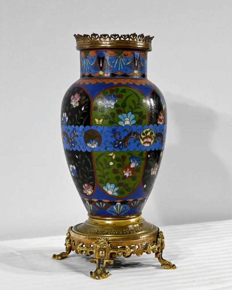 Vase en Bronze Doré et Emaux – Fin XIXe