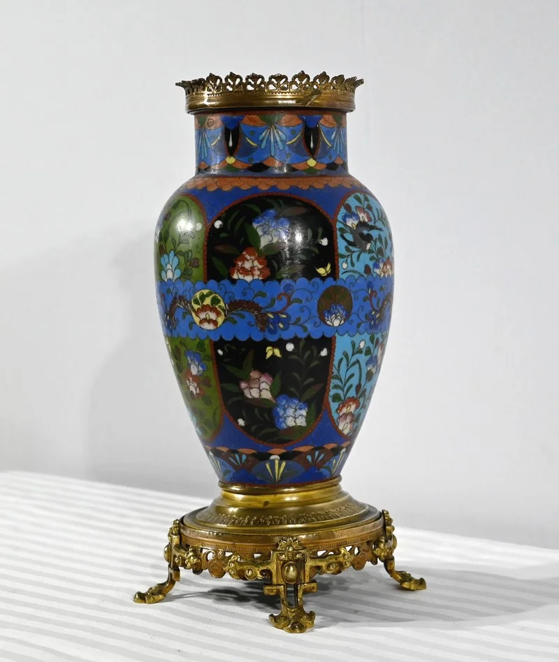 Vase en Bronze Doré et Emaux – Fin XIXe