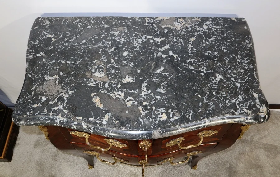 Petite Commode Tombeau en Bois précieux, transition Louis XIV / Louis XV – XVIIIe