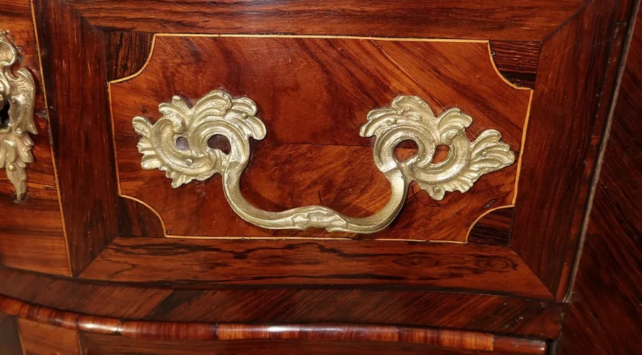 Petite Commode Tombeau en Bois précieux, transition Louis XIV / Louis XV – XVIIIe