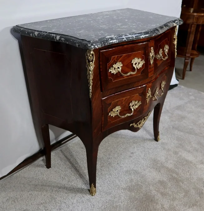 Petite Commode Tombeau en Bois précieux, transition Louis XIV / Louis XV – XVIIIe