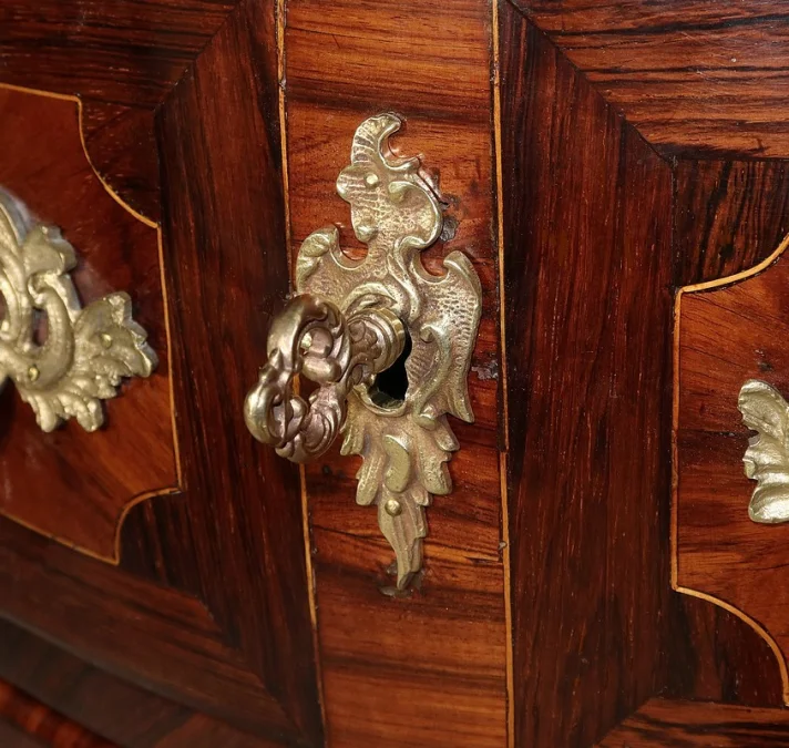 Petite Commode Tombeau en Bois précieux, transition Louis XIV / Louis XV – XVIIIe
