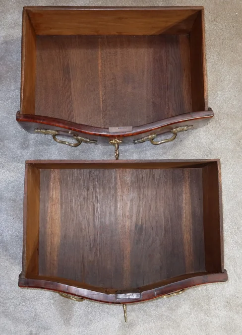 Petite Commode Tombeau en Bois précieux, transition Louis XIV / Louis XV – XVIIIe