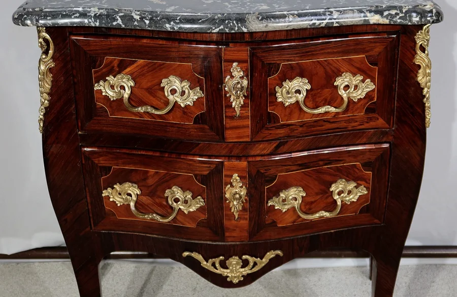 Petite Commode Tombeau en Bois précieux, transition Louis XIV / Louis XV – XVIIIe